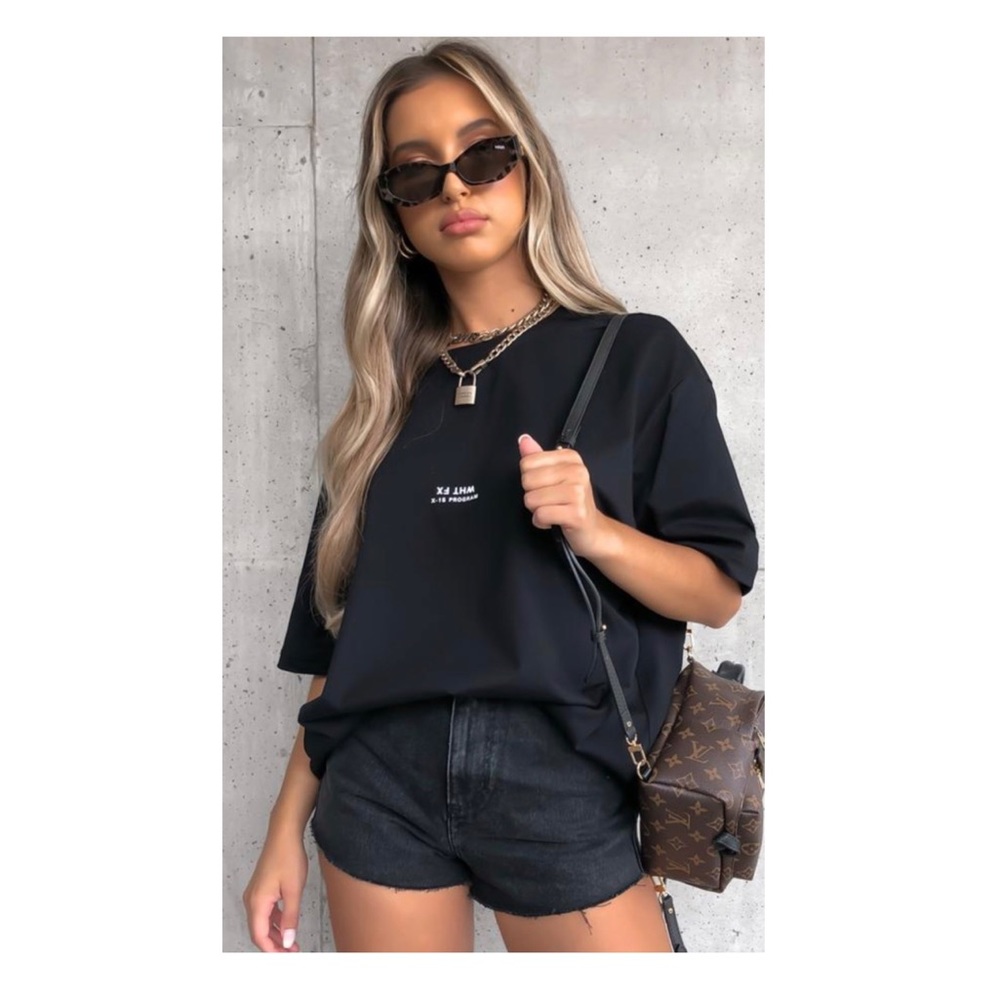 ✨ BRAND NEW UNISEX 22-ft Oversized Black Tee ✨